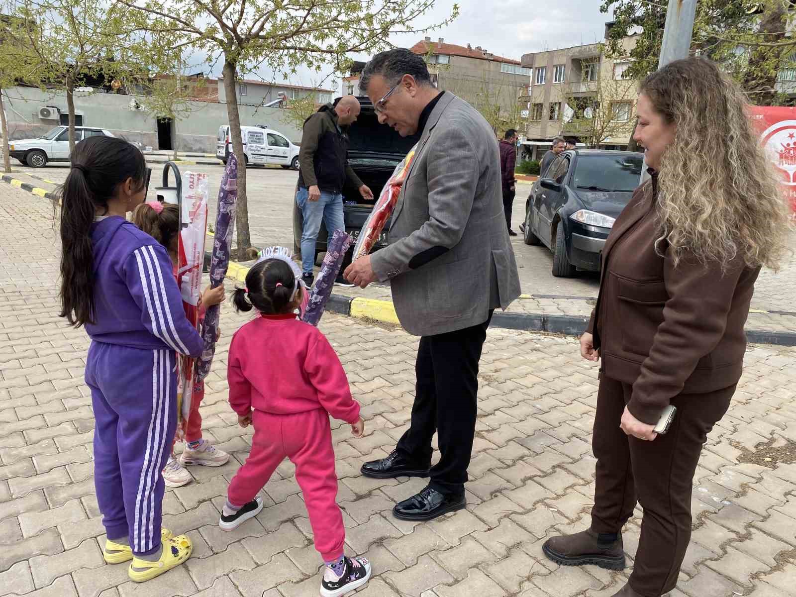 Alaşehir’de Romanlar Günü uçurtma şenliğiyle kutlandı
Alaşehir’de Romanlar Günü uçurtma şenliğiyle kutlandı