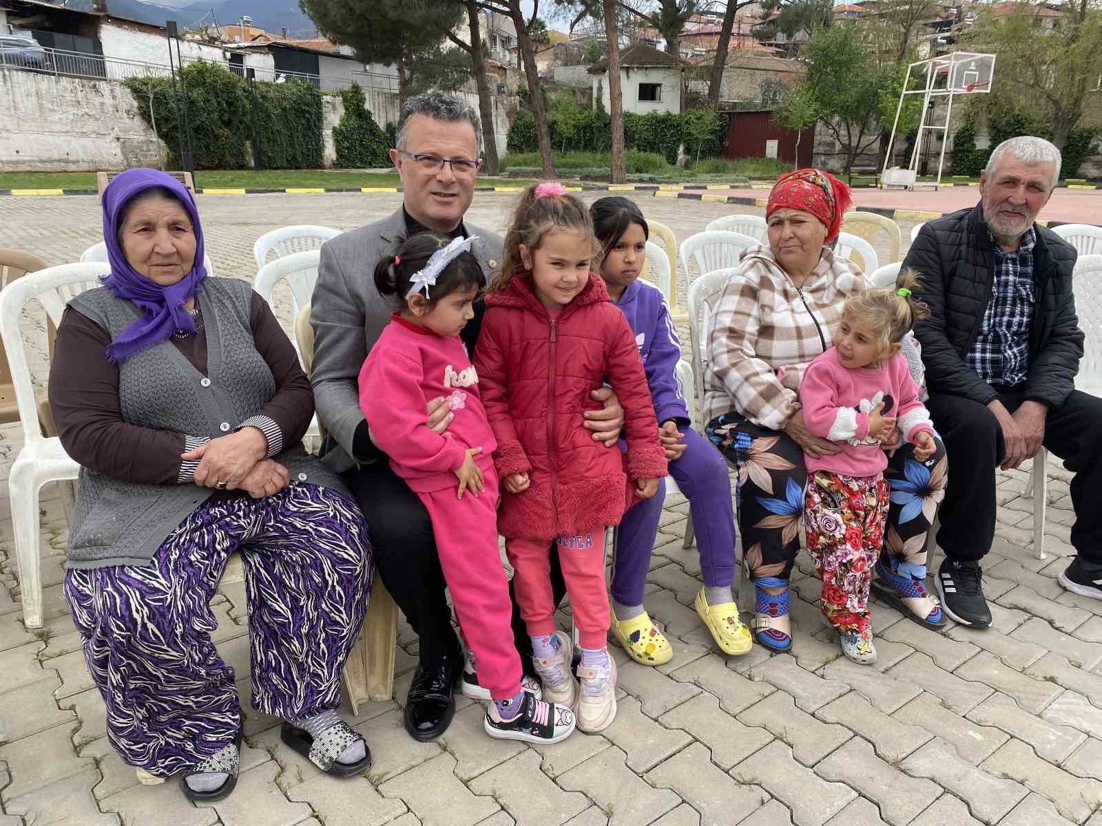 Alaşehir’de Romanlar Günü uçurtma şenliğiyle kutlandı
Alaşehir’de Romanlar Günü uçurtma şenliğiyle kutlandı