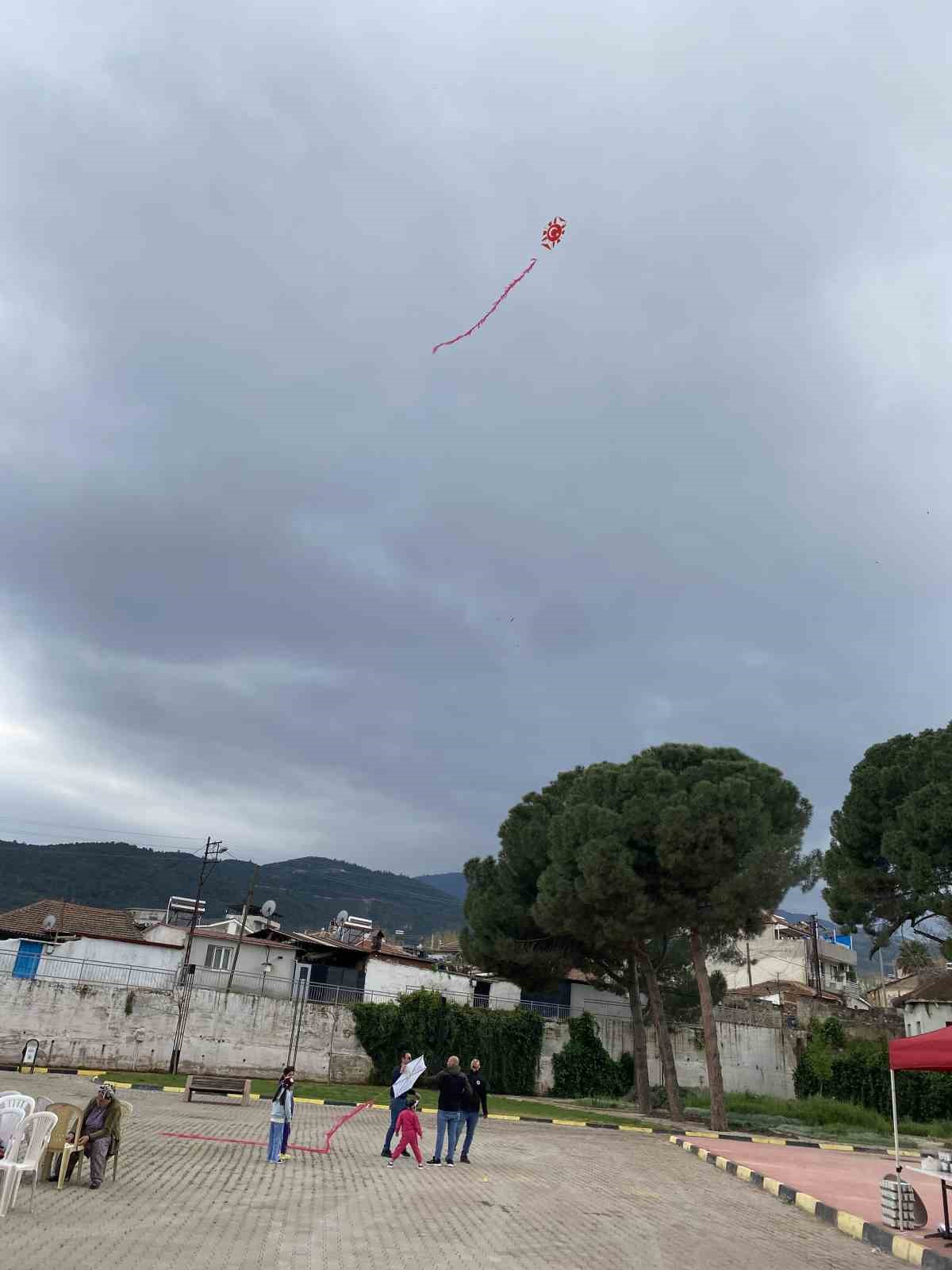 Alaşehir’de Romanlar Günü uçurtma şenliğiyle kutlandı
Alaşehir’de Romanlar Günü uçurtma şenliğiyle kutlandı