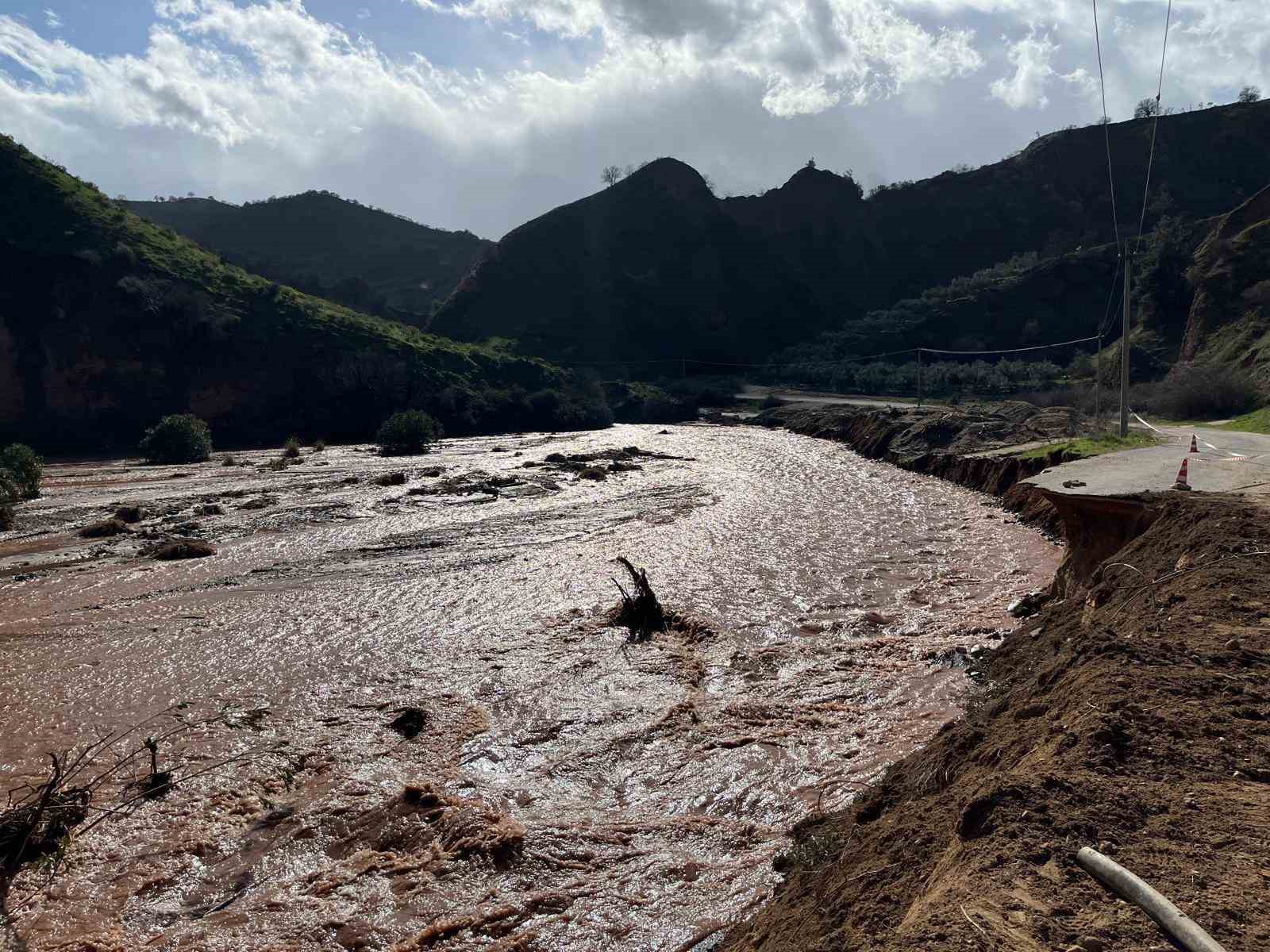 Alaşehir’de selin vurduğu yollar onarılıyor
