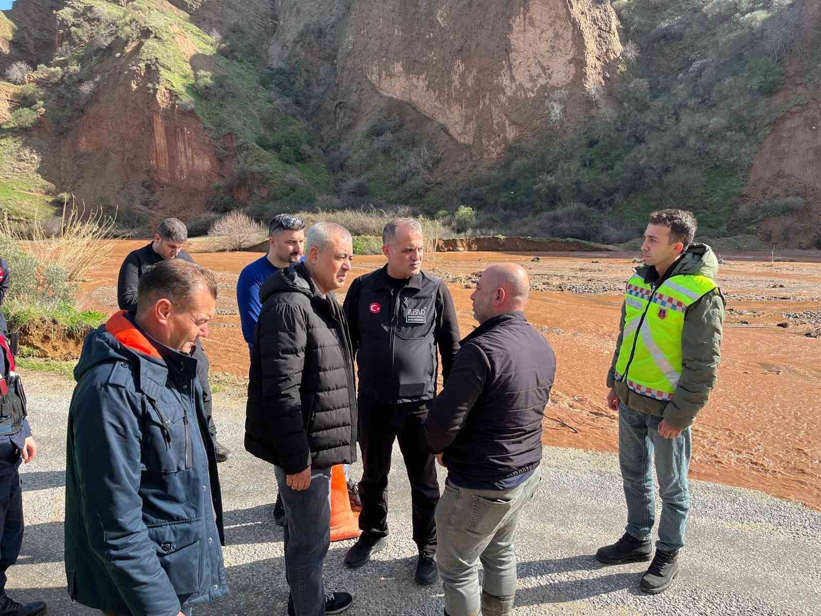 Alaşehir’de selin vurduğu yollar onarılıyor
