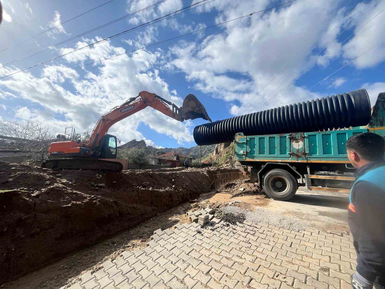 Alaşehir’de selin vurduğu yollar onarılıyor
