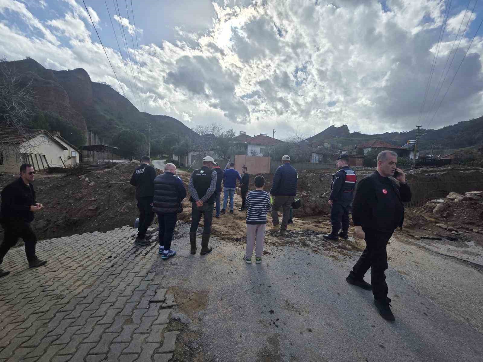 Alaşehir’de selin vurduğu yollar onarılıyor
