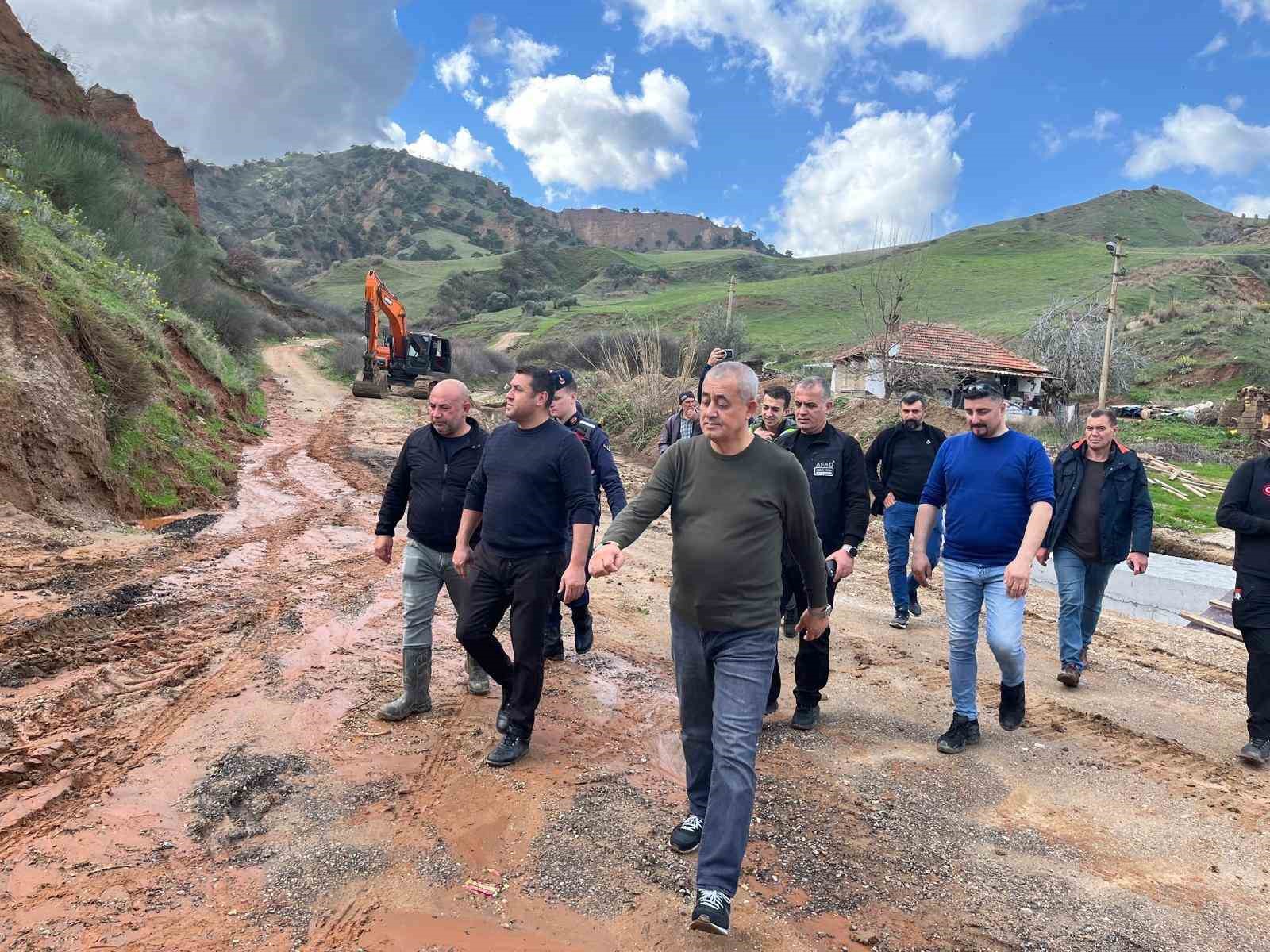 Alaşehir’de selin vurduğu yollar onarılıyor
