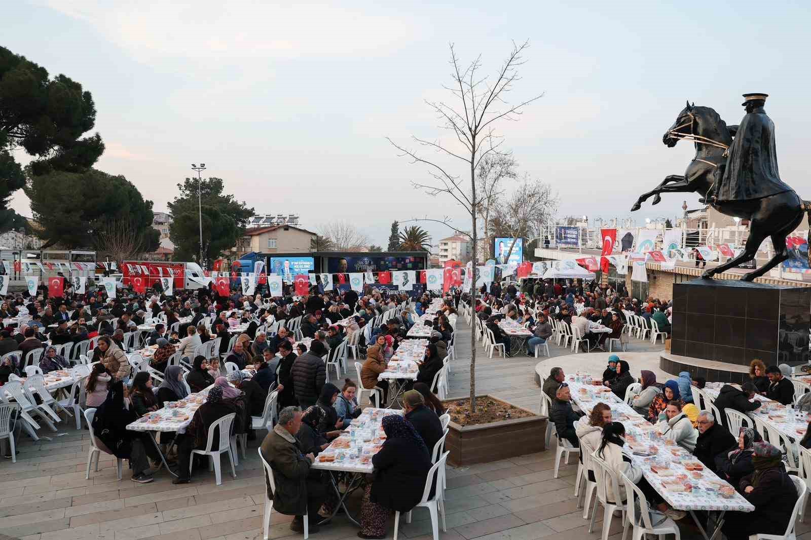 Alaşehir’de yüzlerce kişi iftarda buluştu
Alaşehir’de yüzlerce kişi iftarda buluştu