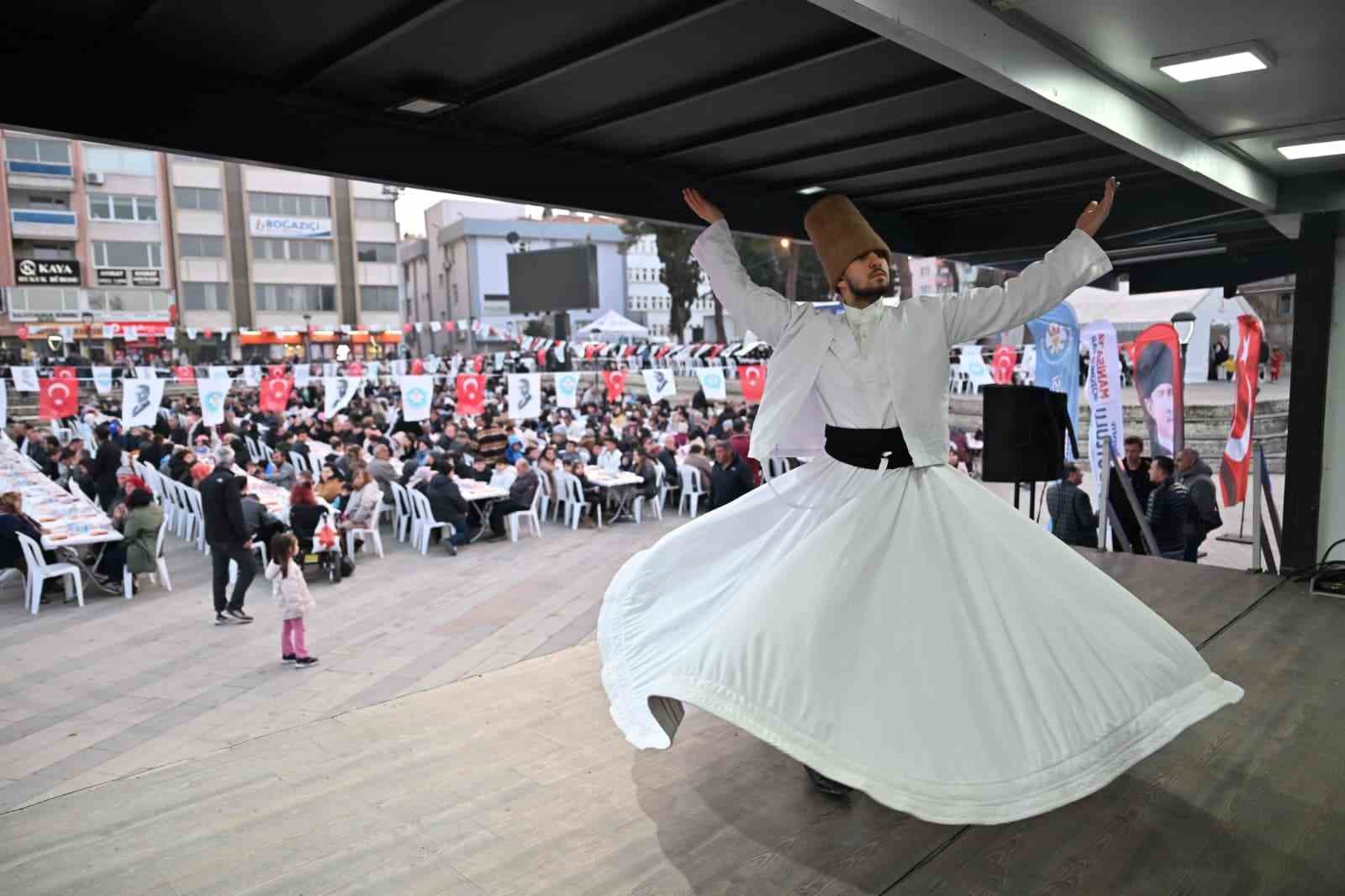Alaşehir’de yüzlerce kişi iftarda buluştu
Alaşehir’de yüzlerce kişi iftarda buluştu