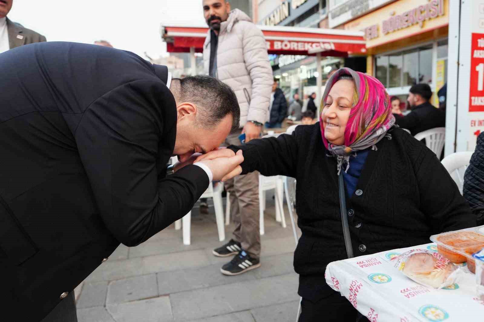 Alaşehir’de yüzlerce kişi iftarda buluştu
Alaşehir’de yüzlerce kişi iftarda buluştu