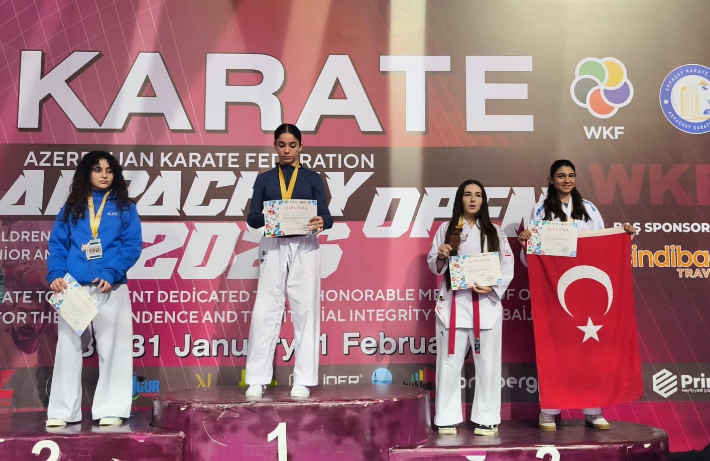 Alaşehirli karateciler Bakü’de madalyaları kaptı
