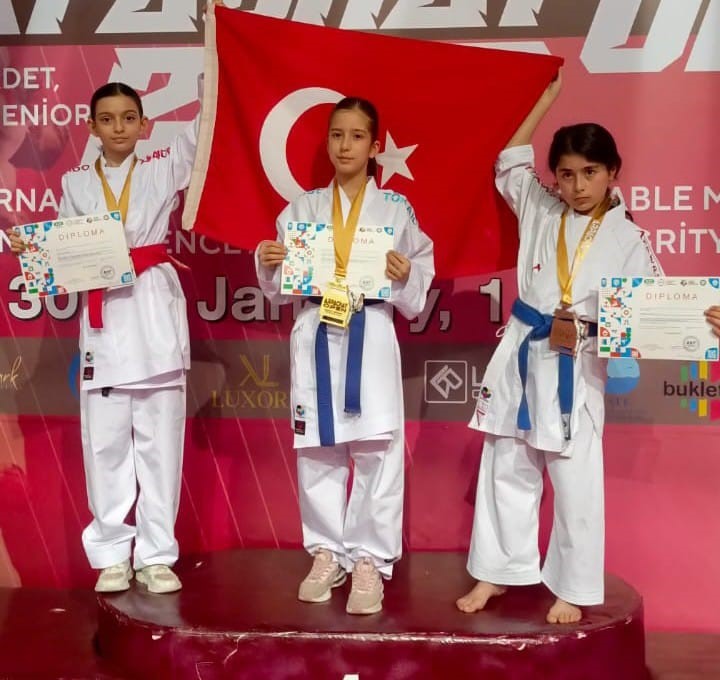 Alaşehirli karateciler Bakü’de madalyaları kaptı
