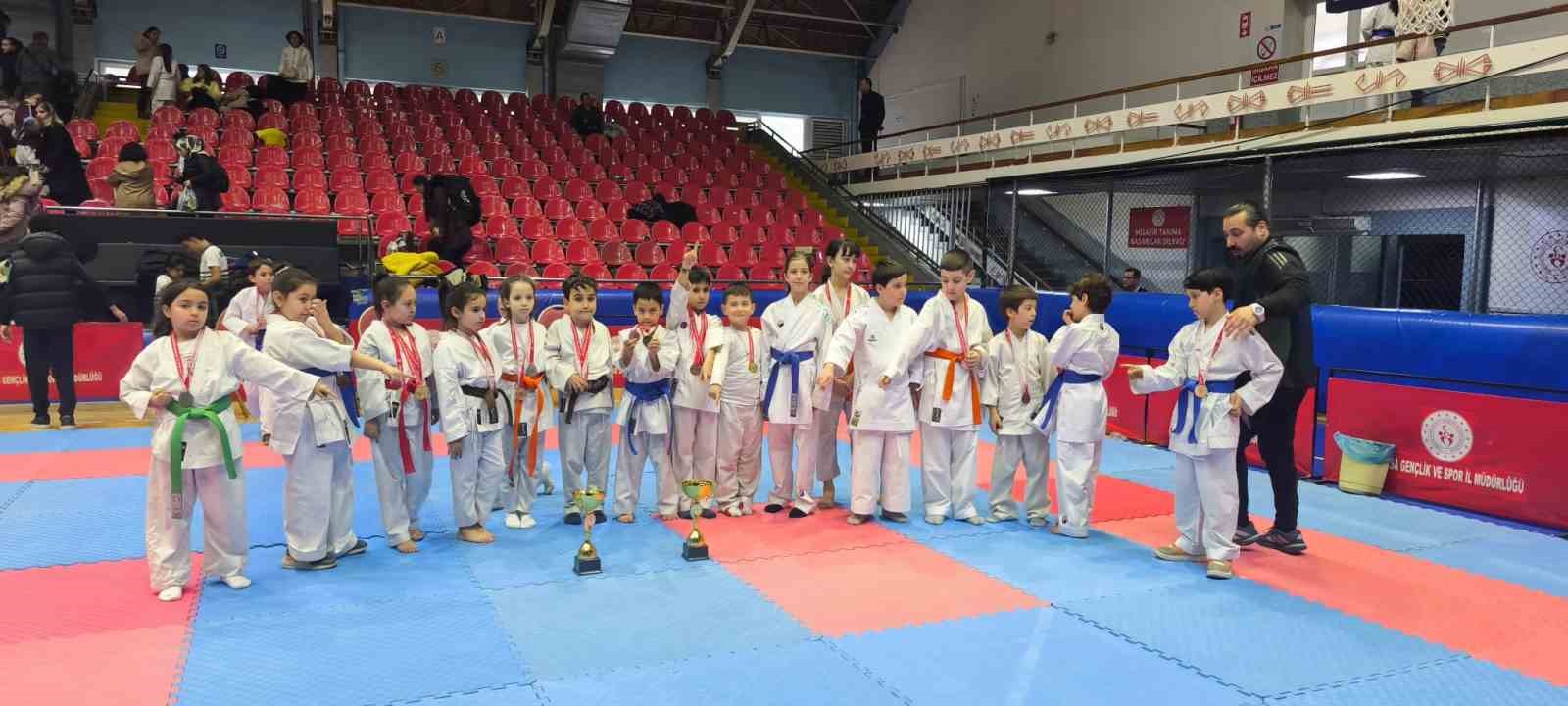 Alaşehirli karatecilerden 67 madalyalık büyük başarı
