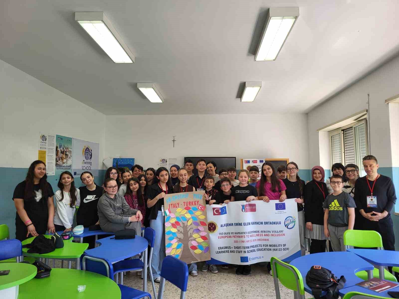 Alaşehirli öğrenciler İtalya’da Türkiye’yi temsil etti
