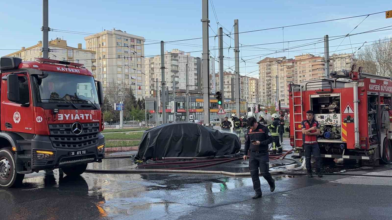 Alev alan elektrikli otomobil yangın battaniyesiyle söndürüldü
