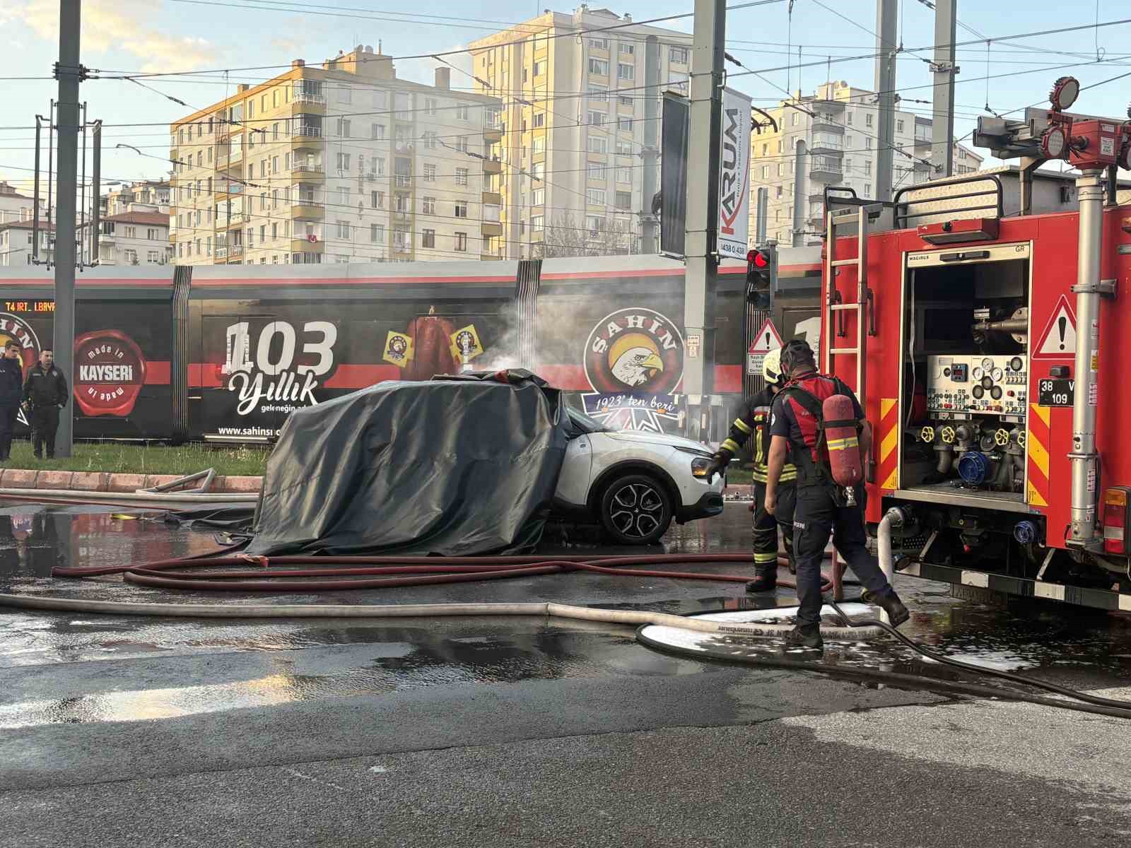 Alev alan elektrikli otomobil yangın battaniyesiyle söndürüldü
