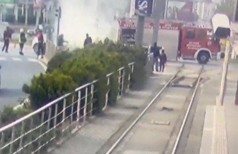 Alev alan elektrikli otomobil yangın battaniyesiyle söndürüldü
