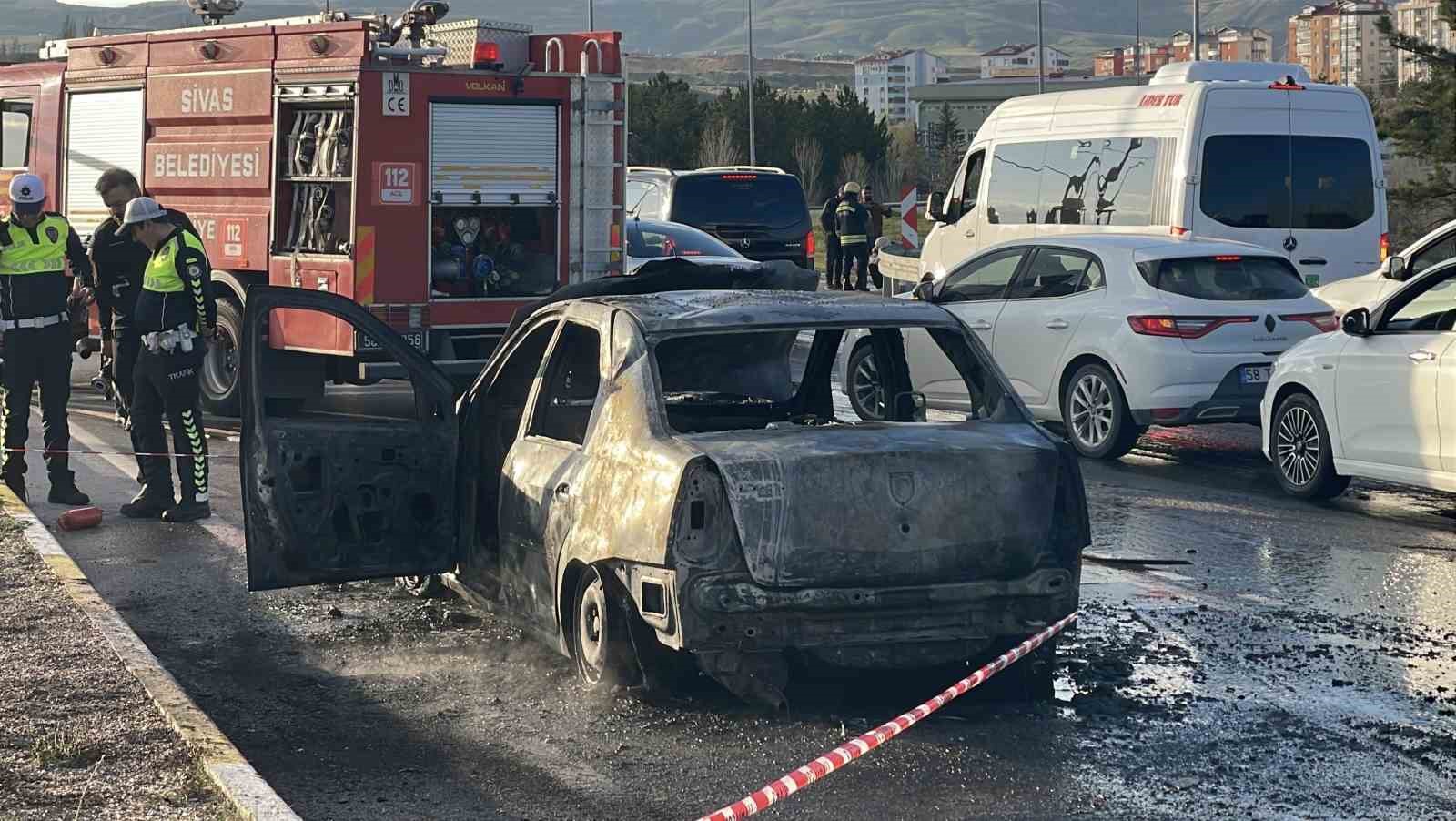 Alev alan otomobil kullanılamaz hale geldi
