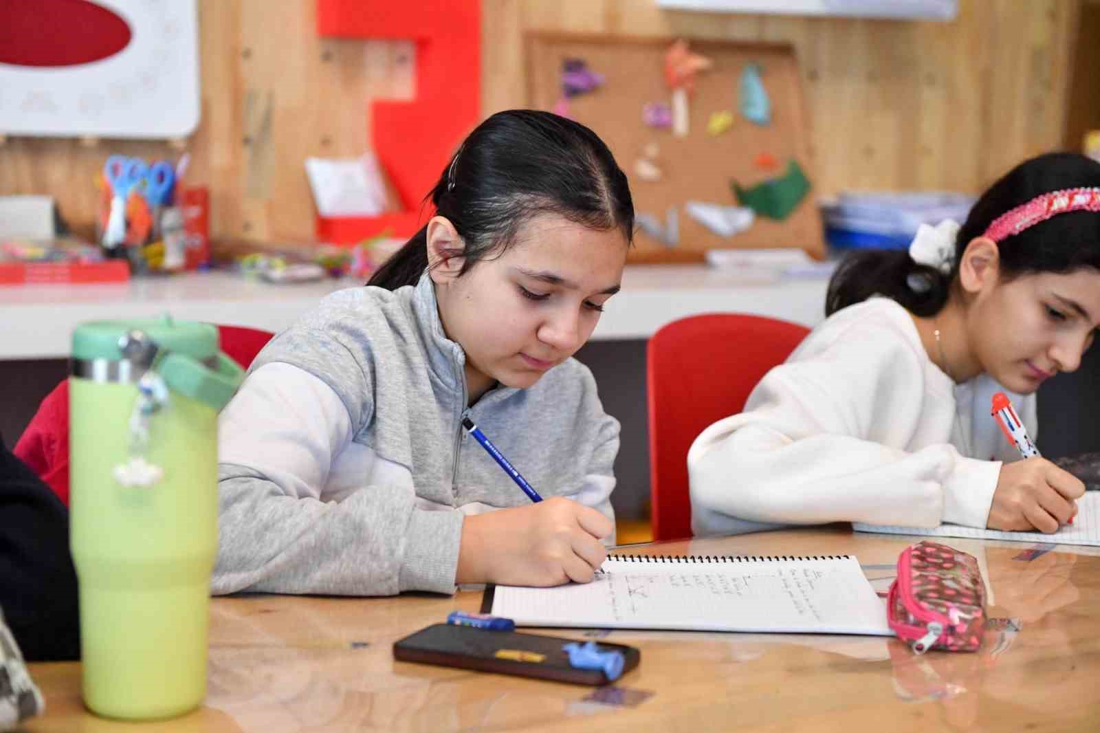 Alev Alatlı Bilim Merkezi’nde sömestir yoğunluğu
