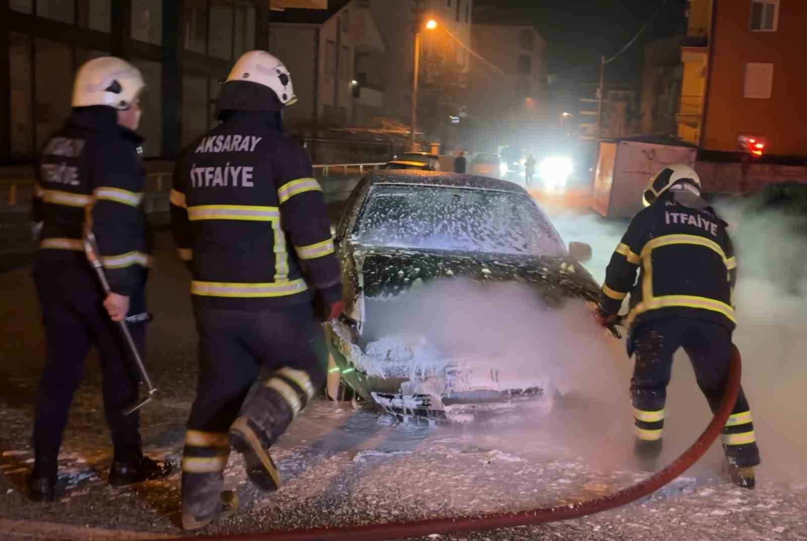 Alev alev yanan araca antifriz döküp söndürmeye çalıştı
