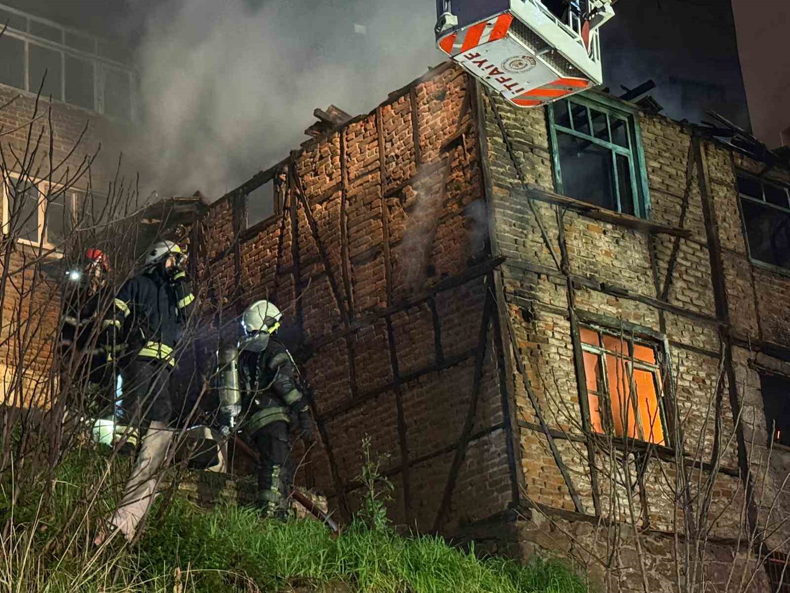 Alev alev yanan iki katlı ahşap metruk bina küle döndü

