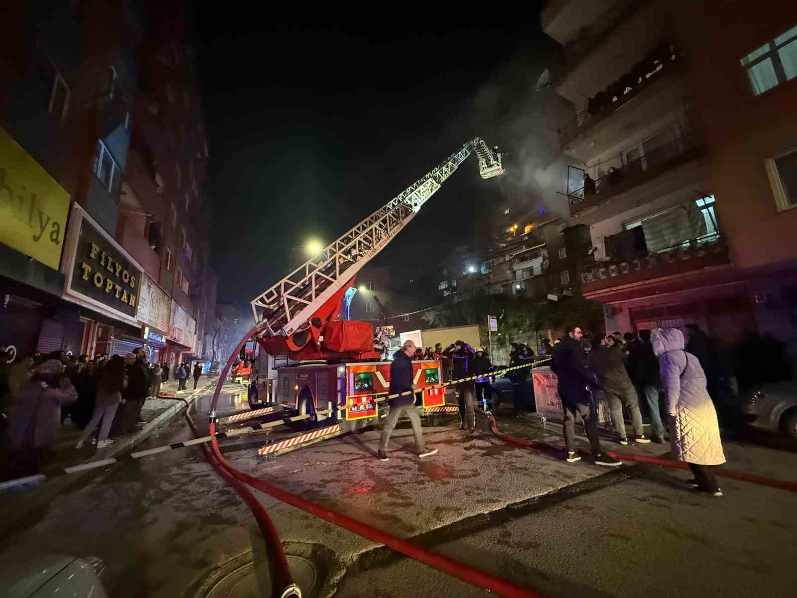 Alev alev yanan iki katlı ahşap metruk bina küle döndü
