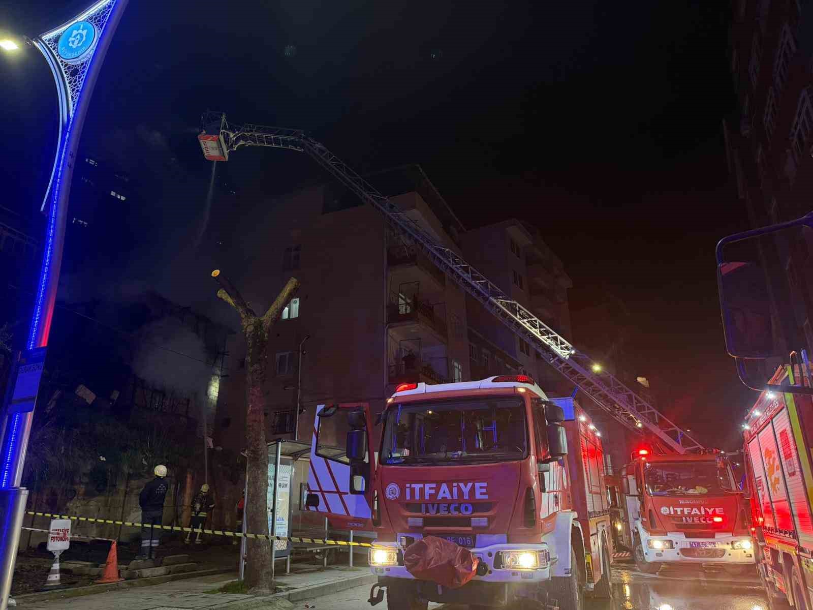 Alev alev yanan iki katlı ahşap metruk bina küle döndü
