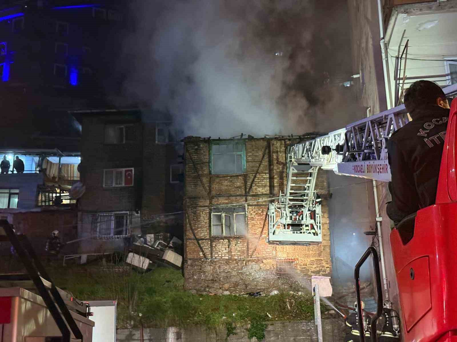 Alev alev yanan iki katlı ahşap metruk bina küle döndü
