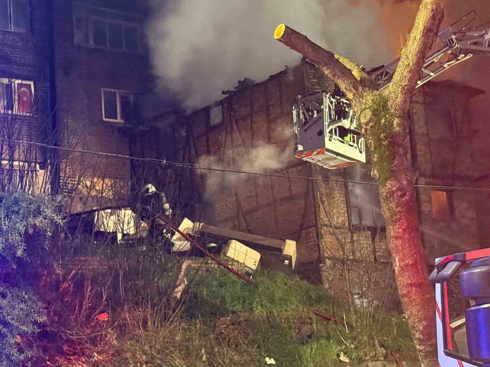 Alev alev yanan iki katlı ahşap metruk bina küle döndü
