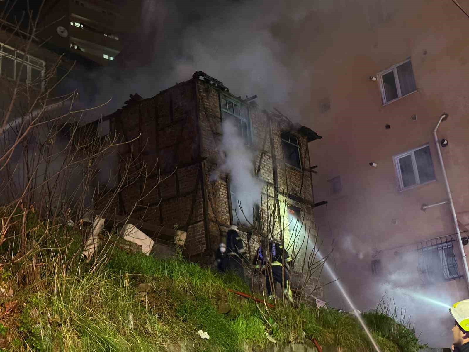 Alev alev yanan iki katlı ahşap metruk bina küle döndü
