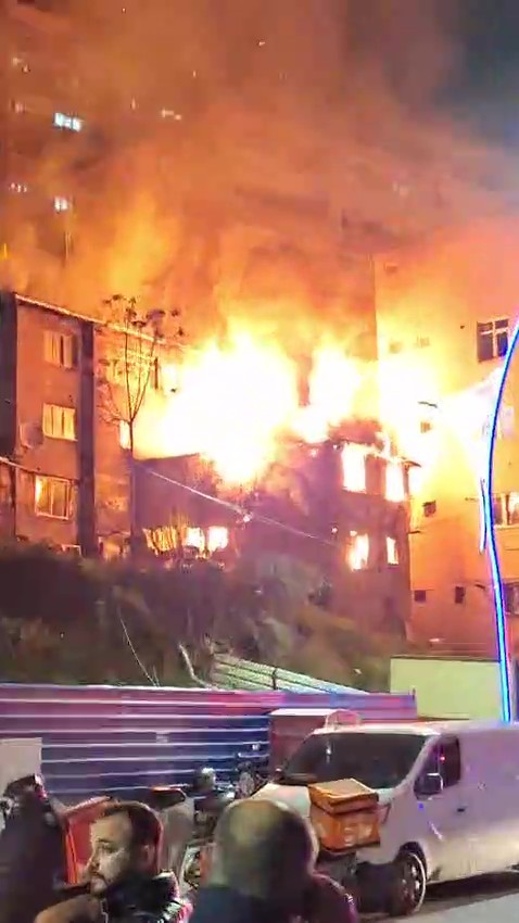 Alev alev yanan iki katlı ahşap metruk bina küle döndü
