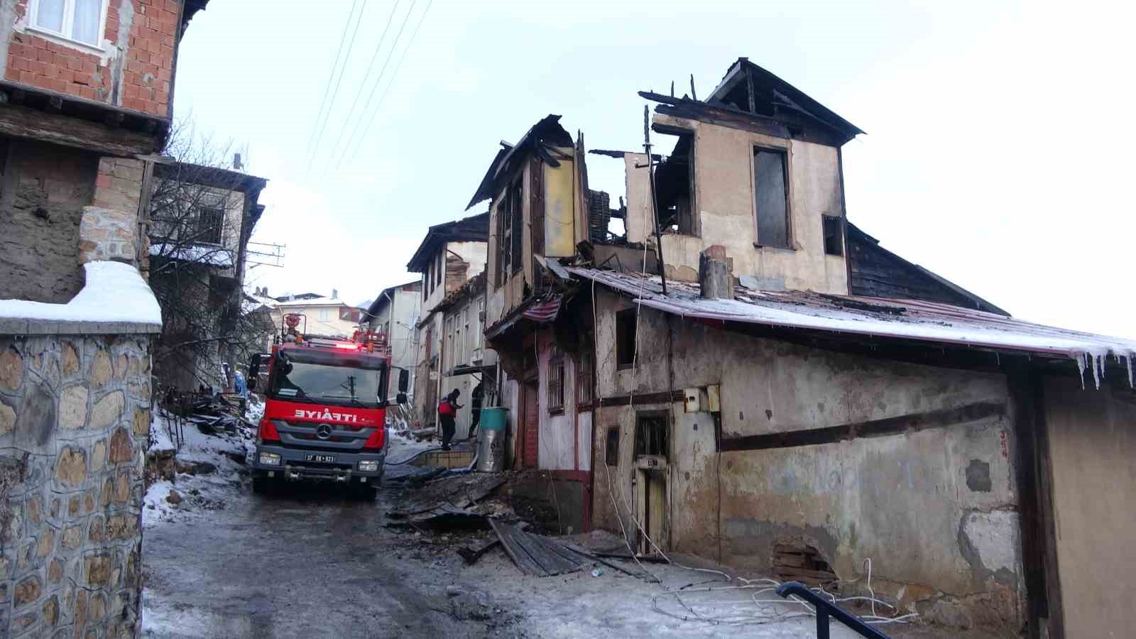 Alev alev yanan konaktan geriye duvarları kaldı
