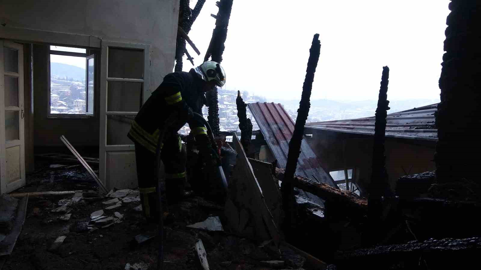 Alev alev yanan konaktan geriye duvarları kaldı
