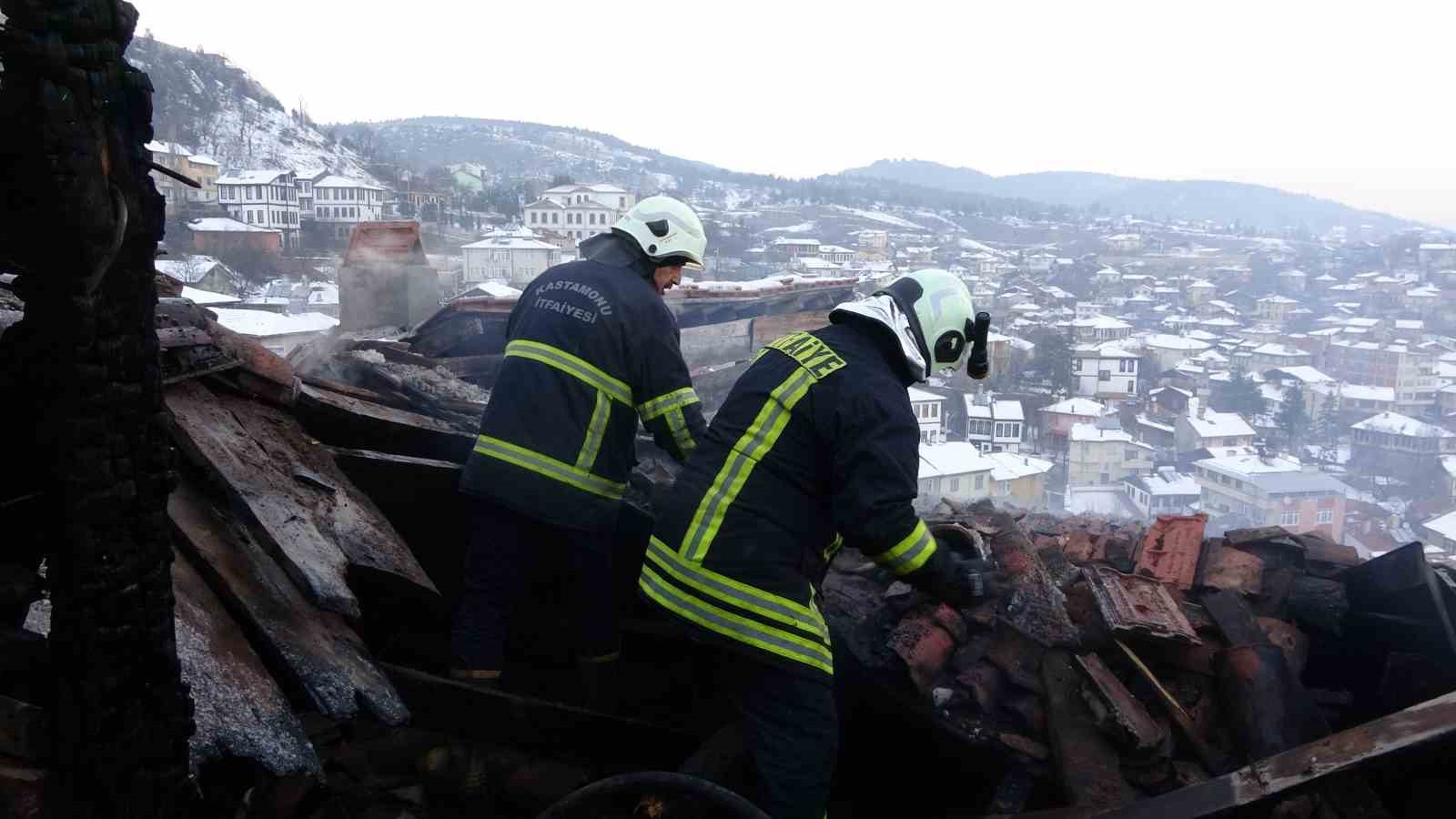 Alev alev yanan konaktan geriye duvarları kaldı
