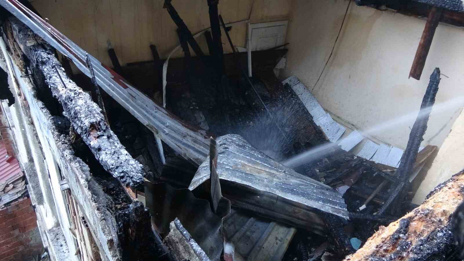 Alev alev yanan konaktan geriye duvarları kaldı
