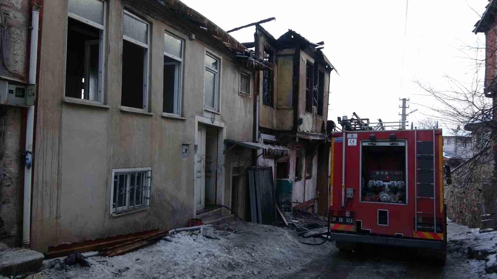 Alev alev yanan konaktan geriye duvarları kaldı
