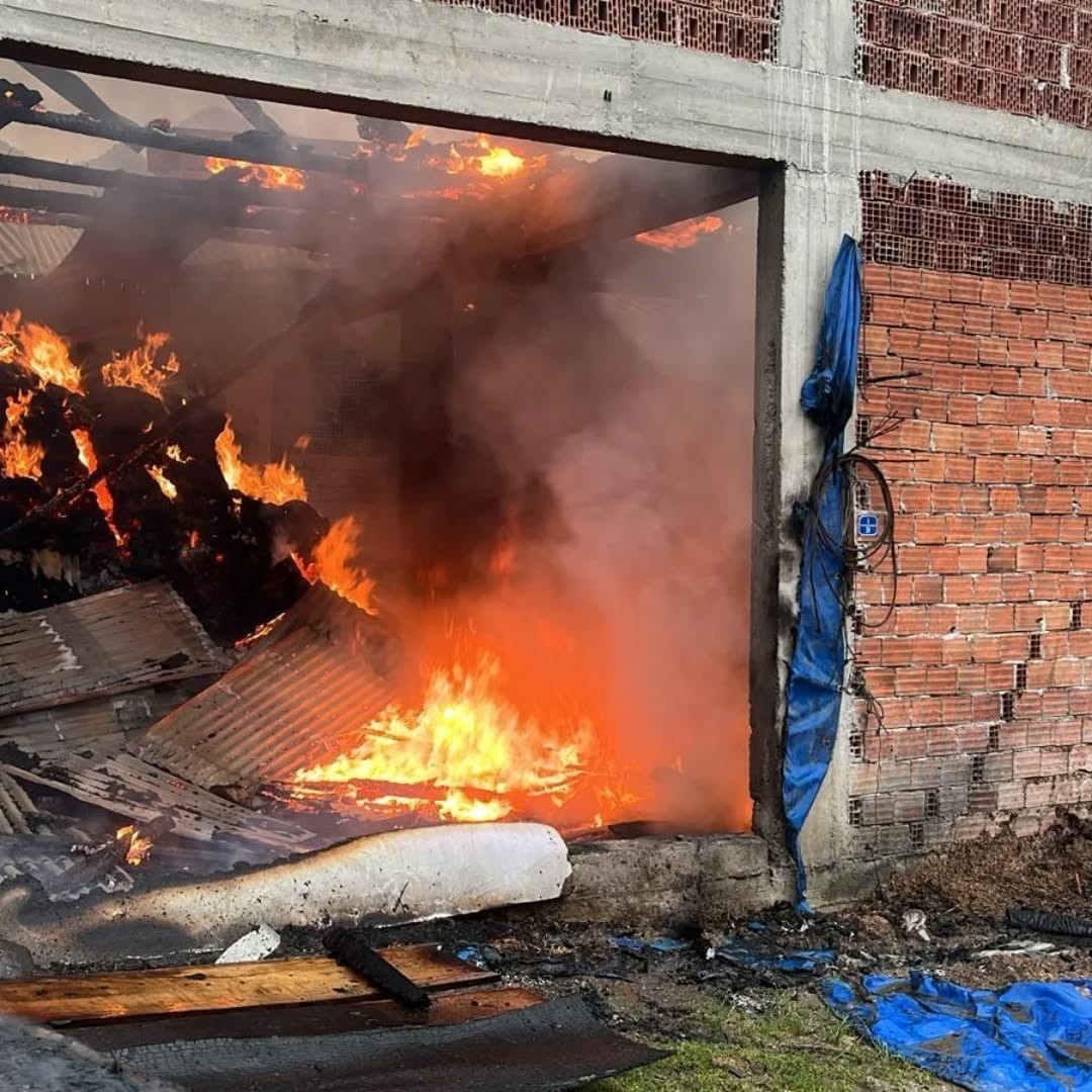 Alev alev yanan samanlık kullanılamaz hale geldi
