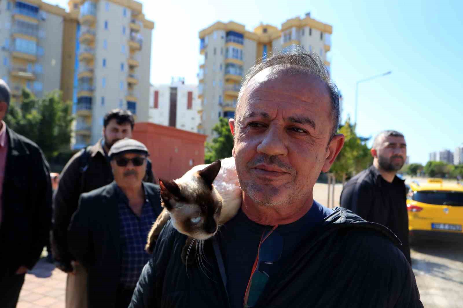 Alev topuna dönen araçtan kedisiyle birlikte son anda çıktı: Sahibinin omuzundan bir an olsun ayrılmadı
