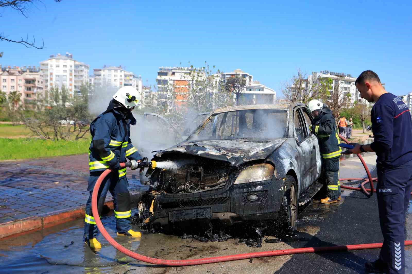 Alev topuna dönen araçtan kedisiyle birlikte son anda çıktı: Sahibinin omuzundan bir an olsun ayrılmadı
