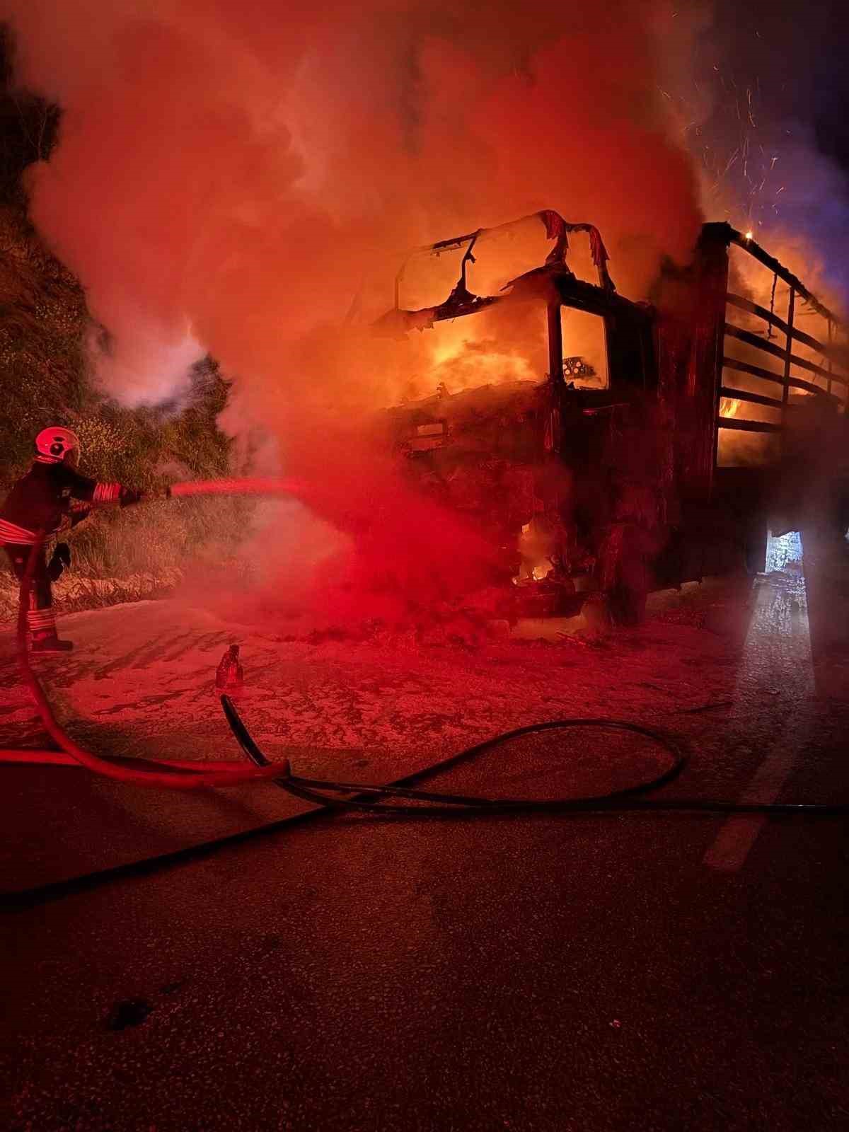 Alev topuna dönen tırdan atlayarak kurtuldu, tamirciden şikayetçi oldu
