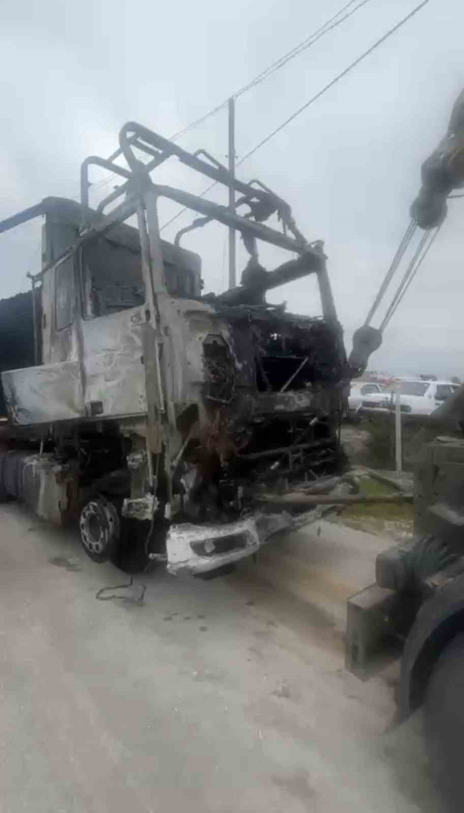 Alev topuna dönen tırdan atlayarak kurtuldu, tamirciden şikayetçi oldu
