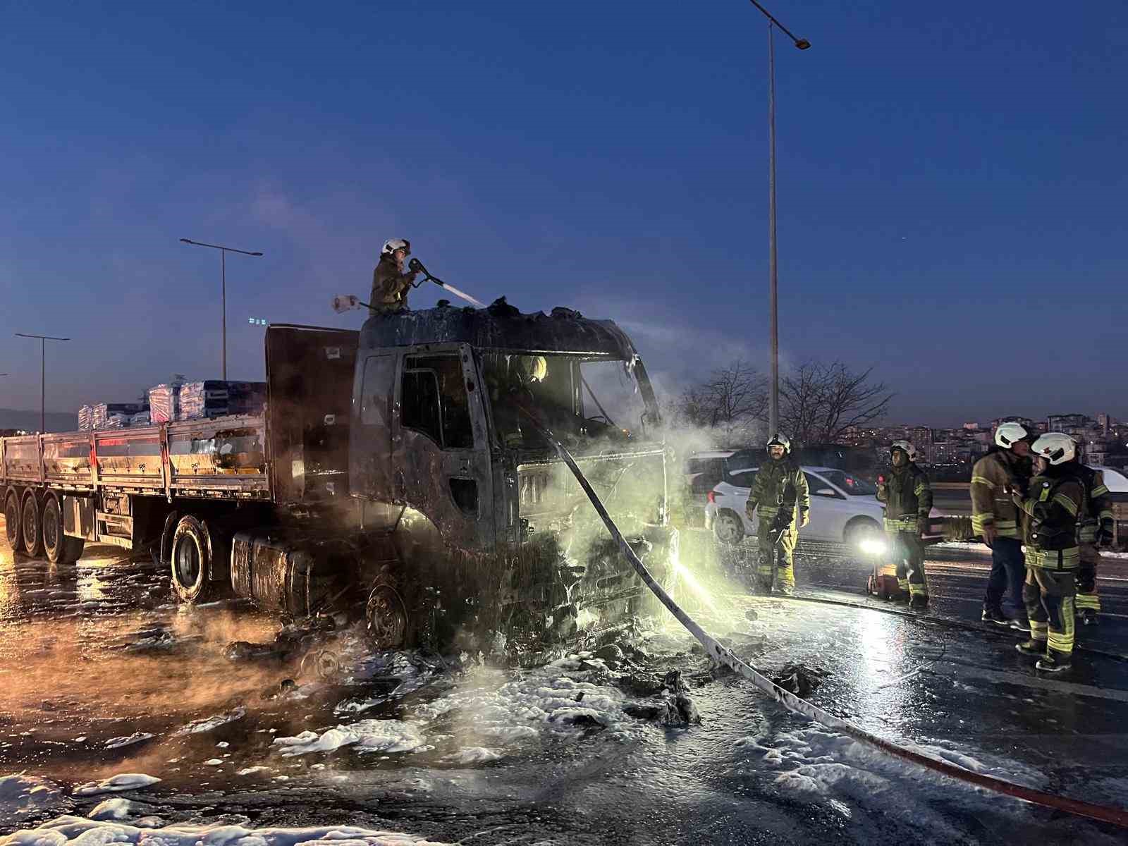 Alev topuna dönen tırdan geriye demir yığını kaldı
