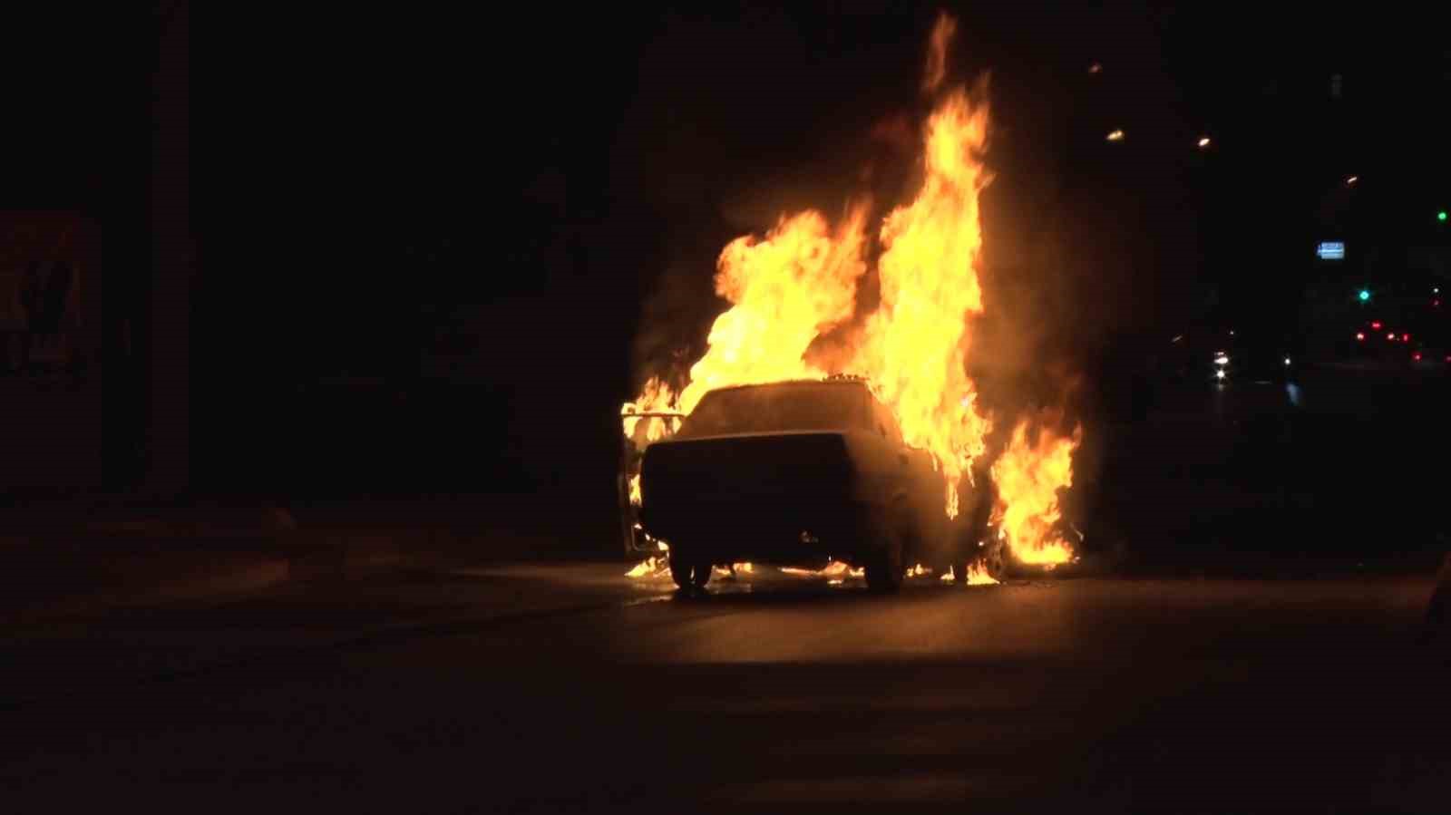 Alev topuna dönen Tofaş’tan geriye demir yığını kaldı
