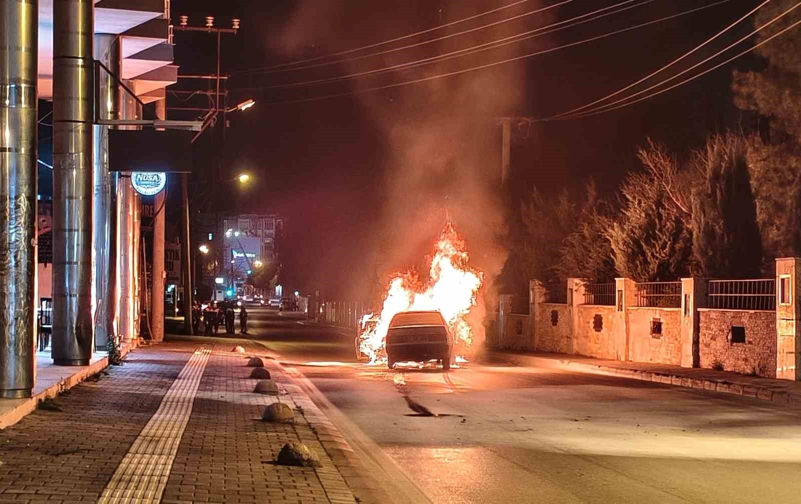 Alev topuna dönen Tofaş’tan geriye demir yığını kaldı
