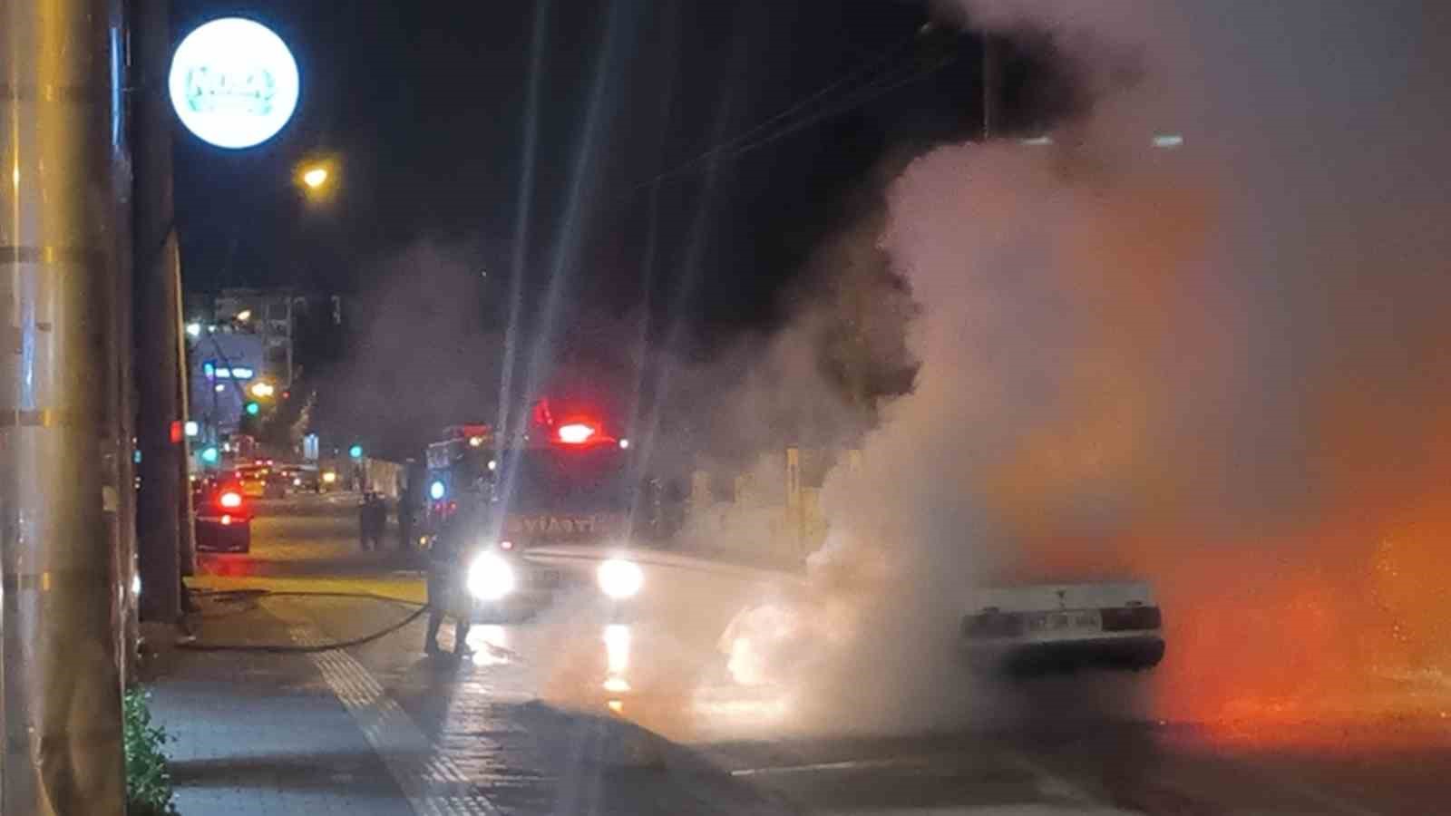Alev topuna dönen Tofaş’tan geriye demir yığını kaldı
