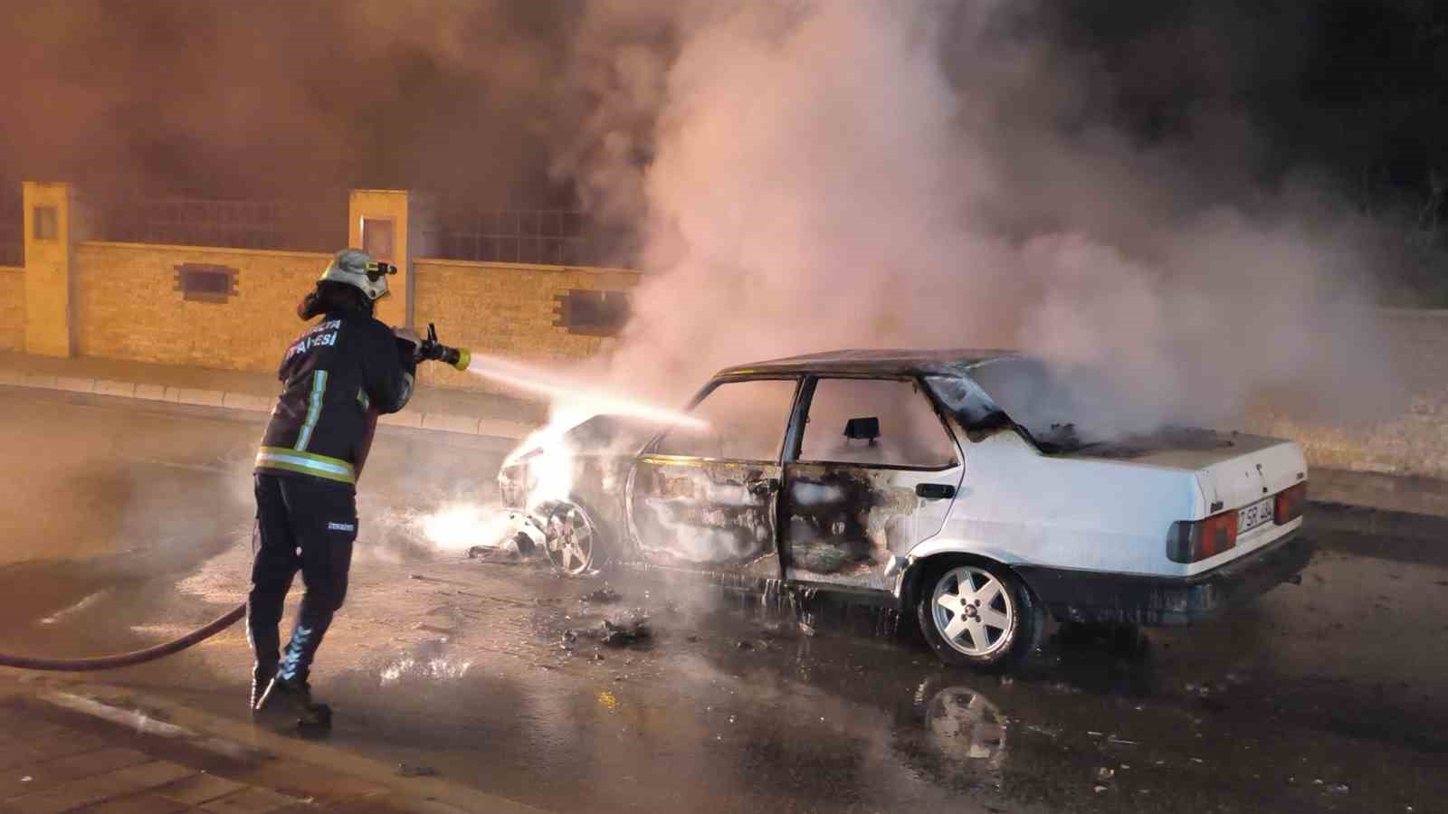 Alev topuna dönen Tofaş’tan geriye demir yığını kaldı
