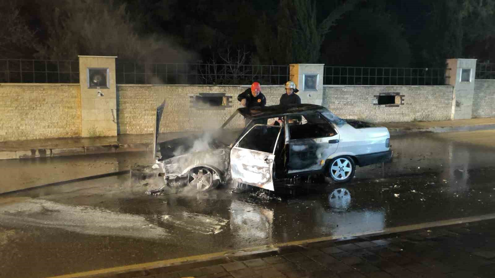 Alev topuna dönen Tofaş’tan geriye demir yığını kaldı
