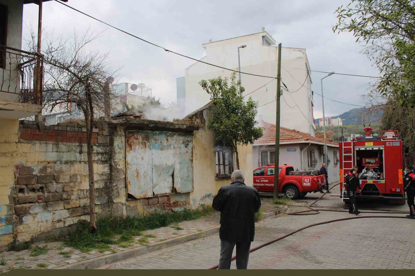 Alevler evi sardı, mahallede panik yaşandı
