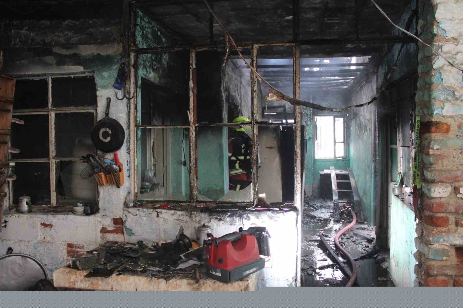 Alevler evi sardı, mahallede panik yaşandı
