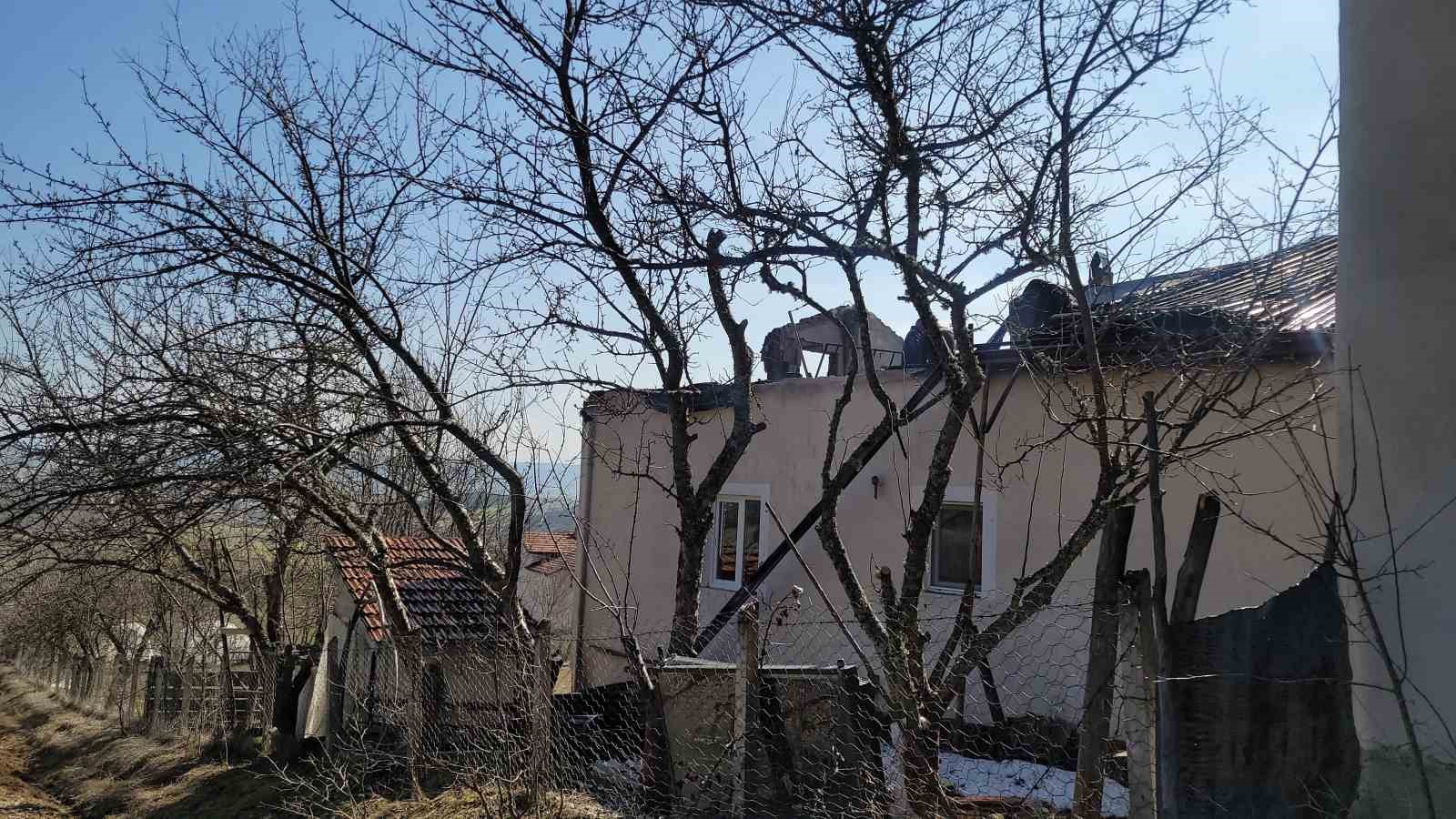 Alevlere çatıdan müdahale etmek isterken yaşamını yitirdi
