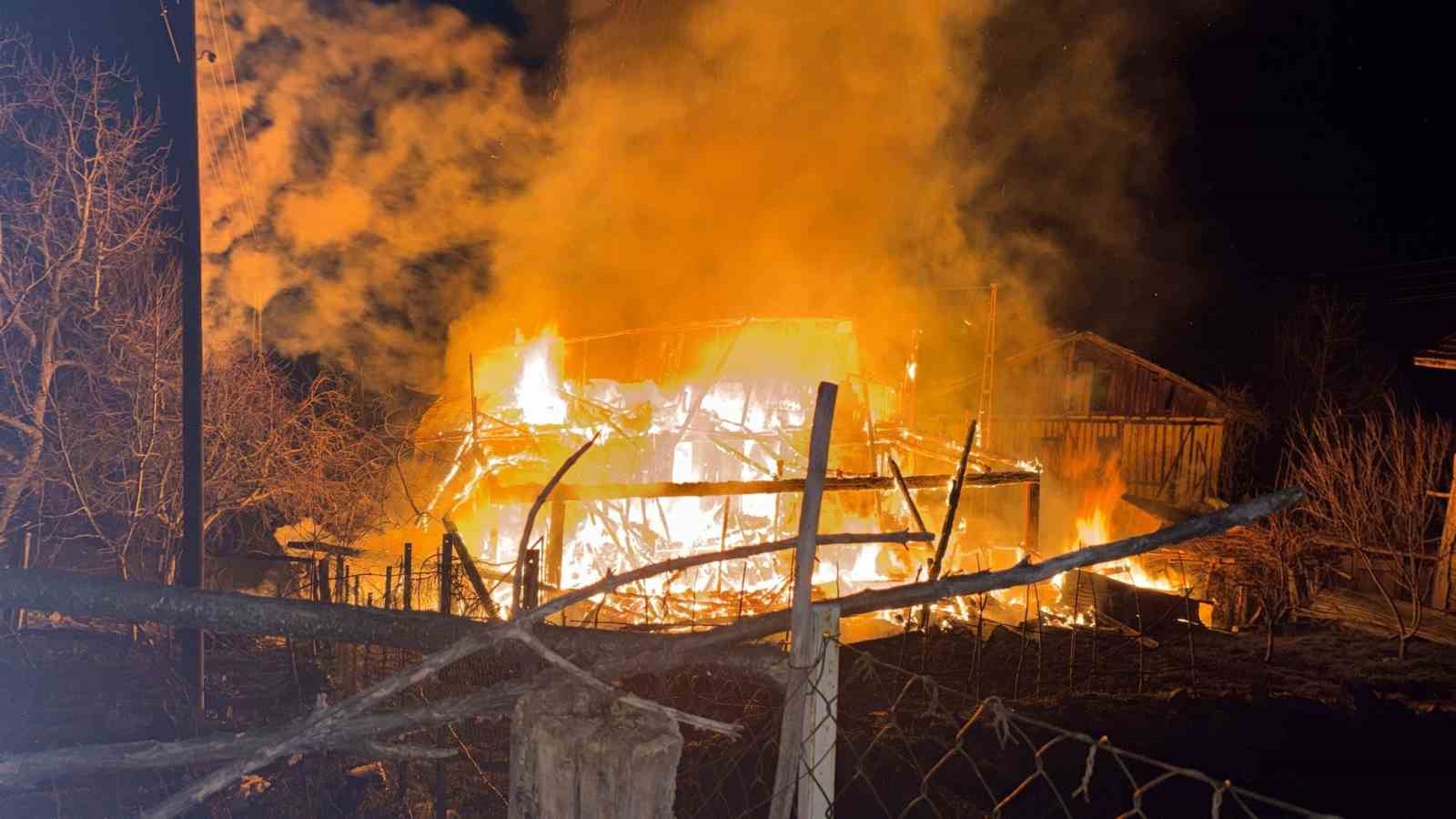 Alevlere teslim olan ahşap ev küle döndü
