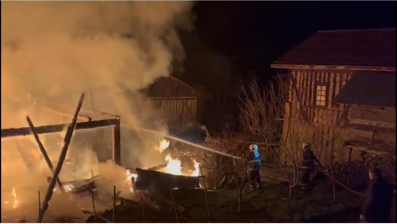 Alevlere teslim olan ahşap ev küle döndü
