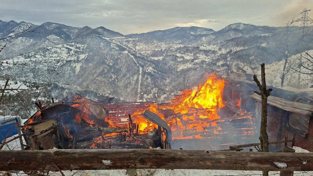 Alevlere teslim olan ahşap ev tamamen yandı
